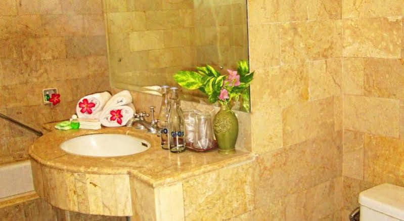 Hotel Ratna Кута Экстерьер фото